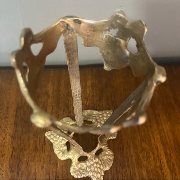 Vintage brass grapevine stand for bowl, vase or wine bottle - Picture 6 of 11